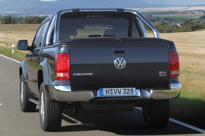 Im Übrigen und abgesehen von größeren Felgendimensionen und kantigeren Außenspiegeln bleibt der Amarok unverändert; dies gilt auch für die hintere Stoßstange, die man sich besser vorstellen mag
