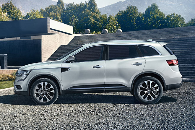 Die Seitenansicht wird bestimmt durch eine Chromleiste zwischen Scheinwerfer und Dekorelement in der vorderen Türe