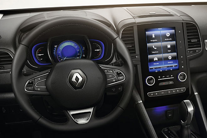 So gibt es mehr Assistenzsysteme und die Multimedia-Einheit auch mit dem größeren Senkrecht-Bildschirm. Die teildigitalen Instrumente wirken nicht gerade edel