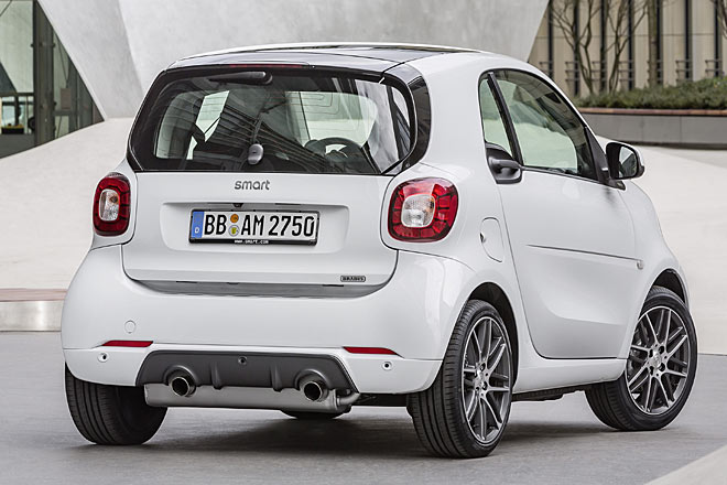 Optisches Kennzeichen ist der Diffusoreinsatz hinten mit Doppelendrohr. Die Zuführung zum Auspufftopf ist sichtbar