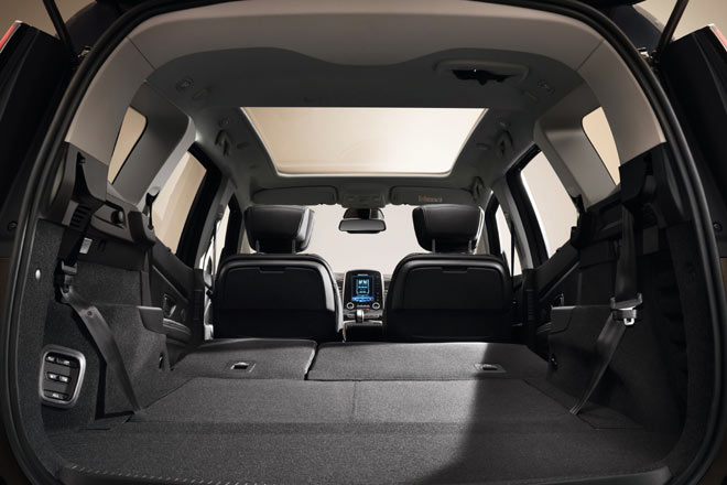 Innen gibt es Platz f�r bis zu sieben Personen und (respektive oder) reichlich Gep�ck