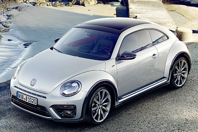 &raquo;R-Line&laquo; ist beim Beetle fortan das Topmodell, es löst &raquo;Sport&laquo; ab. Das Dach gibt es jetzt auch in schwarzer Konstrastfarbe
