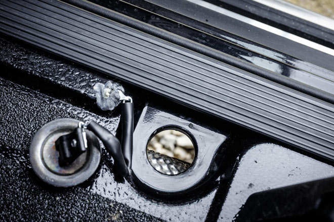 Abweichend zum Standard gibt es einen Fußboden mit Antirutschbelag und Ablaufloch. Der Gartenschlauch sollte dennoch höchst vorsichtig zum Einsatz kommen