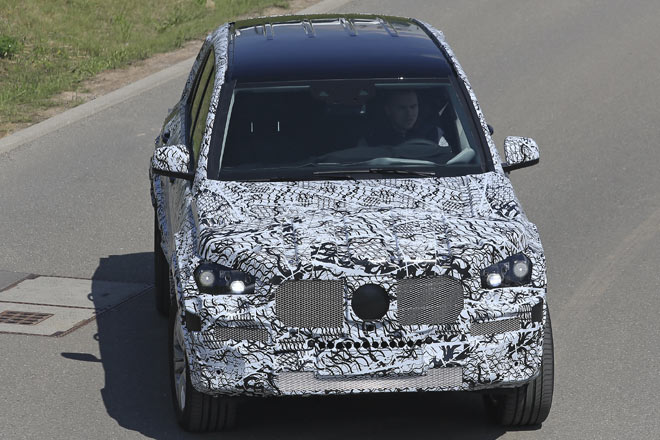 Der Bereich der Scheinwerfer und der Motorhaube ist noch deutlich verfremdet