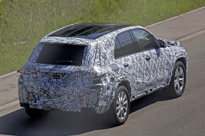 Es bleibt offenbar bei horizontalen, geteilten Rückleuchten. Die Heckklappe scheint weit nach unten zu reichen, die Bodenfreiheit bleibt groß