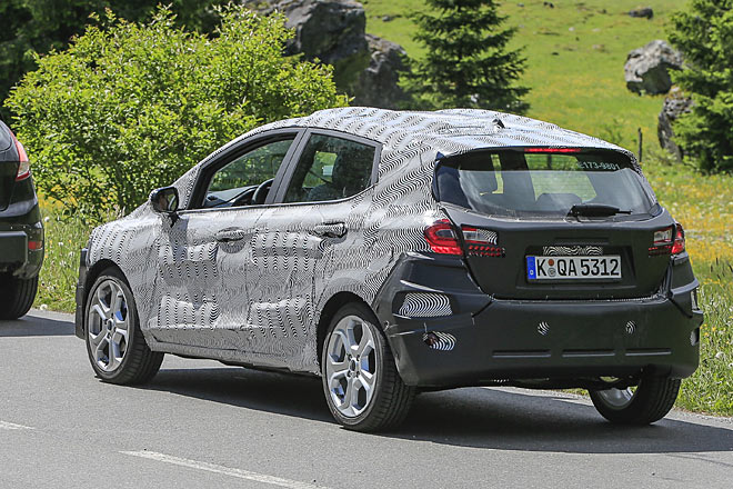 Die R�ckleuchten (Teil-LED) sind k�nftig horizontal und geteilt ausgef�hrt (links im Bild das noch aktuelle Modell). Die Wischerachse sitzt endlich im Glas