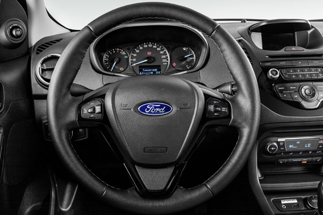 Mehr als das Kostendruck-bedingte Hartplastik stört das unruhige Ambiente im Innenraum. Applink-Funktionalitäten gibt es, einen Touchscreen oder auch nur ein großes Display dagegen nicht