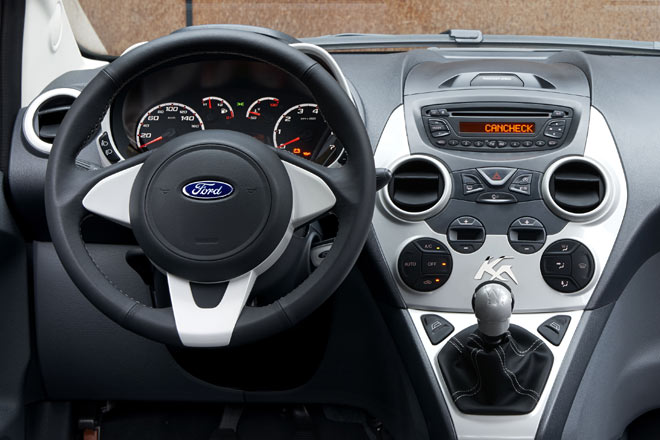 Zum Vergleich: Der auslaufende Ka ist auch keine Schönheit innen, aber doch wesentlich klarer gestaltet