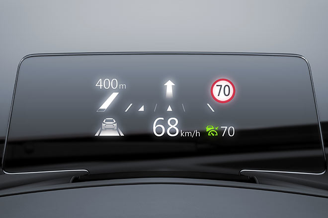 Das Head-up-Display nutzt nach wie vor eine separate Scheibe, zeigt aber mehr Inhalte und diese qualitativ besser an. Auch etliche Assistenten wurden überarbeitet