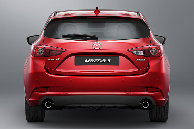 Auch am Heck gibt es Neuerungen, wie etwa den größeren lackierten Bereich und die flacheren Rückstrahler, doch das &raquo;