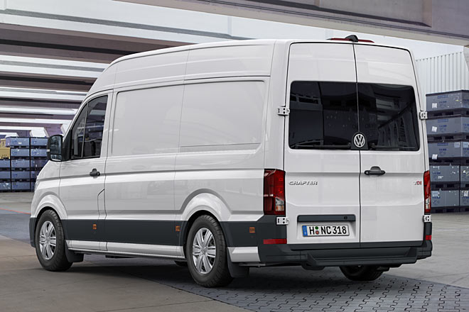 Das Design setzt wie bei T6 und Caddy auf klare Kanten und gerade Linien, wirkt ansprechender und hochwertiger als bisher. Beim Abstand zwischen Reifen und Radhaus haben die Fotobearbeiter aber wohl etwas getrickst