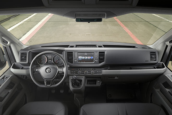 Wesentlich hochwertiger, praktischer und schlicht schöner präsentiert sich das Interieur. Klimabedieneinheit, Instrumentierung und Multimediageräte stammen weitgehend von den Pkws