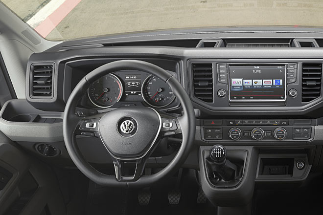 Die Cupholder und zusätzlichen Ablagen reflektieren Kundenwünsche. Nicht erkennbar sind Schließmechanismen für die Luftduschen, auch der kleine Warnblink-Schalter erscheint unpraktisch in einem Transporter