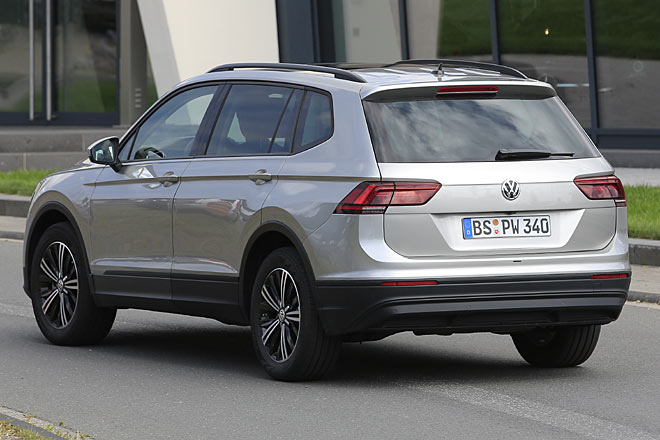 Das hintere Seitenfenster ist größer und weniger dynamisch geformt, die Heckschürze erhält einen flacheren und nicht geraden Anschluss. Im Übrigen bleibt das Design unverändert