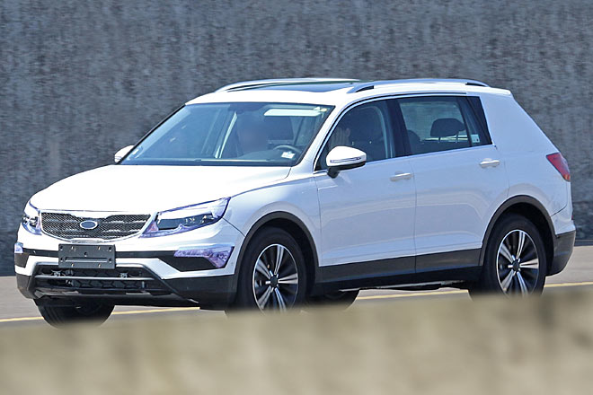 Ein Kia Sportage? Nein, auch ein langer Tiguan, der mit seiner Tarnung erfolglos versucht, den Betrachter zu verwirren