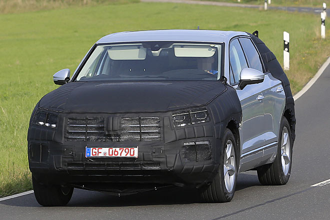 VW fährt den neuen Touareg spazieren. Die Tarnung umfasst nur noch Front- und Heckpartie, die Einführung dürfte 2017 erfolgen