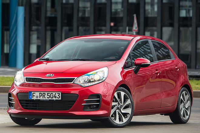 Zum Vergleich die noch aktuelle Version, die nach wie vor als schön gelten darf. Den Tränensack am Scheinwerfer und das vordere Dreiecksfenster wird man allerdings nicht vermissen