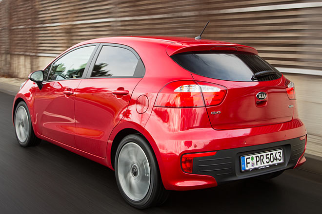 Auch hier der Vergleichsblick auf den Rio III, der klar coupéhafter auftritt. Die plan integrierten Leuchten und das ungeteilte Fenster in der hinteren Türe gefallen