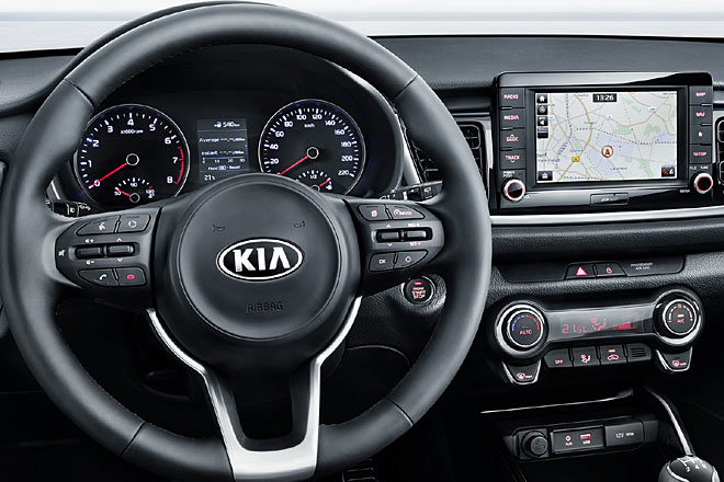 Wichtigste Merkmale sind eine sachlichere Instrumentierung im VW-Stil mit geradem, weißen Display und der betonte Monitor zwischen den nun vertikalen Lüftungsgittern