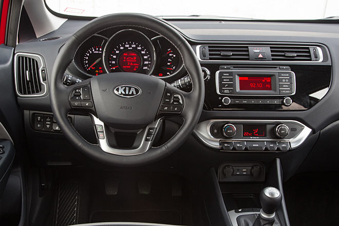 Kurz vor Schluss auch hier ein Rückblick in den auslaufenden Rio, der mit seinen organgefarbenen Displays und der nicht symmetrischen Mittelkonsole schon etwas gealtert wirkt