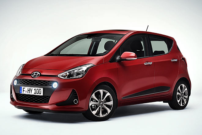 Hyundai überarbeitet den i10. ZUm Pariser Salon zeigt die Facelift-Version einen modifizierten Grill und ein nach innen und oben gerücktes, nun stets in LED-Technik ausgeführtes Tagfahrlicht