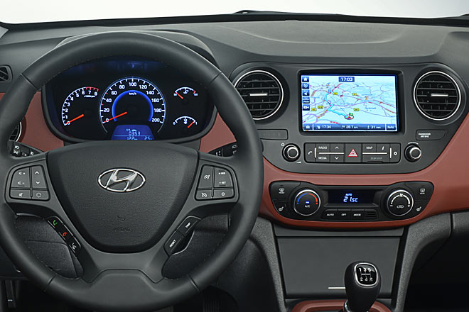 Neu ist der sieben Zoll große Touchscreen für das erstmals verfügbare Navigationssystem (TomTom)