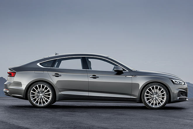 Diese ihrerseits ist weiter als Welle ausgef�hrt, aber st�rker dreidimensional betont. Auch der hintere T�rausschnitt und der breitere Chromrahmen am dritten Seitenfenster sind neu