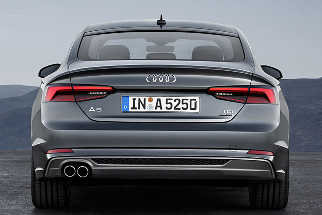 Das Heck setzt weiter auf den gewölbten Abschluss, der ebenfalls wuchtiger wurde. Breitere Rückleuchten als bisher und separate Rückstrahler als weitere Merkmale