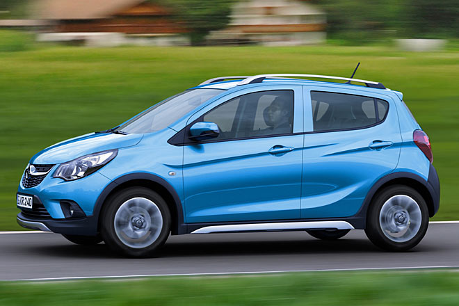 ... schwarze Radhausverbreiterungen, chromfarbene Schwelleraufsätze und 15-Zoll-Aluräder mit Bicolor-Optik