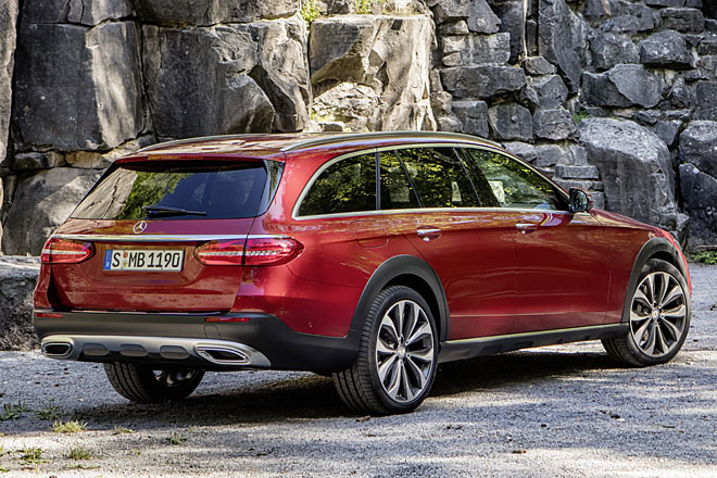 Schwarze unlackierte Radläufe standen schon dem Golf I GTI bestens, daran hat sich bis heute wenig geändert