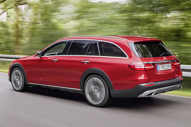 Allradantrieb 4MATIC, 9-Gang-Wandlerautomatik und Luftfederung sind Standard