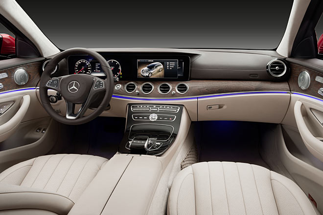 Das Interieur ist bnis auf Kleinigkeiten wie Dekorleisten identisch mit dem regulären T-Modell