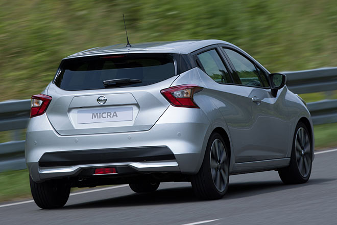 Eine stark konturierte Heckklappe, bumerangförmige Leuchten und eine zentrale Nebelschlusslampe kennzeichnen die Heckpartie