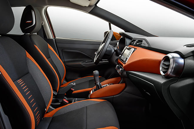 Blick ins Interieur: Anstelle von engem Ambiente mit orangefarbenen Mini-Displays und einer verspielt-kreisrunden Klimabedieneinheit &raquo;