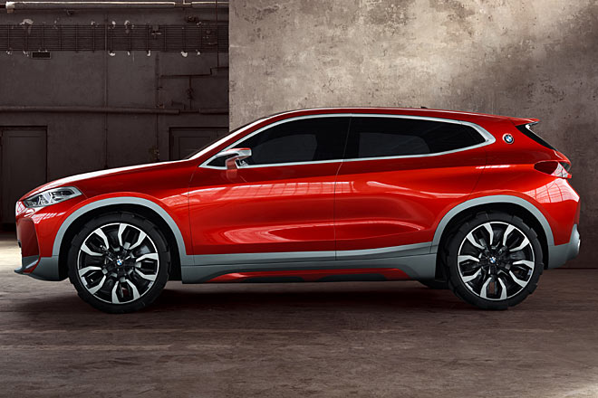 Anders als bei X4 und X6 setzt BMW beim X2 auf eine sportlichere Designsprache mit flachem Fensterband und grauen Anbauteilen