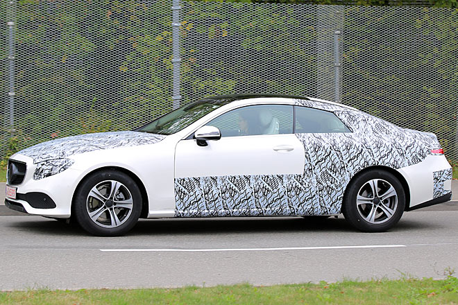 ... schönere Türgriffe und Seitenblinker. Das Auto steht nicht wie bisher auf einer C-, sondern auf einer E-Klasse-Basis, was u.a. am größeren Abstand zwischen Türkante und Vorderrad sichtbar wird