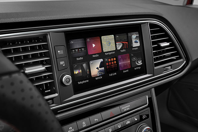 Das Top-Navi verfügt jetzt über einen 8-Zoll-Bildschirm. Möglich wurde dies durch den Verzicht auf viele Tasten und einen Drehregler. Die Größe und Optik der günstigeren Geräte bleibt zunächst offen