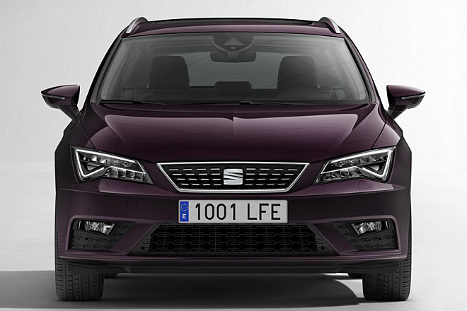 Noch eine Ansicht von vorne, die zwar farblich merkwürdig wirkt, dafür aber den normalen, FR-freien Stoßfänger zeigt &ndash; und Chromschmuck im Kühlergrill