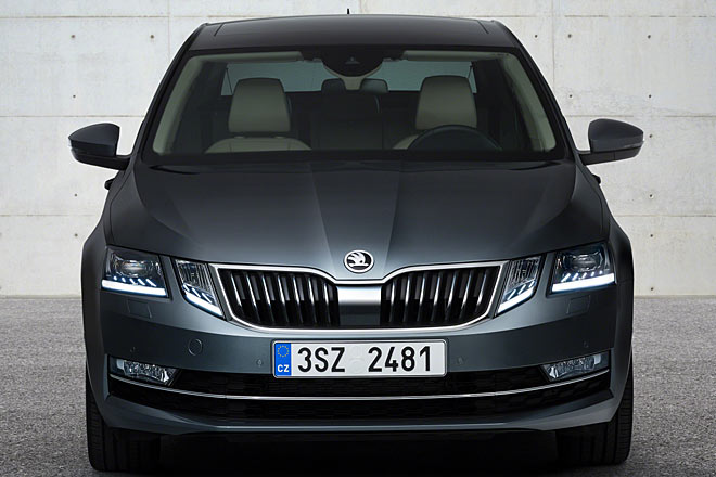 Aus der N�he sieht das so aus. Die Ausbuchtung auf der Haube wird soweit ersichtlich breiter, das Logo gr��er. Nat�rlich zeigt auch die Frontsch�rze Modifikationen