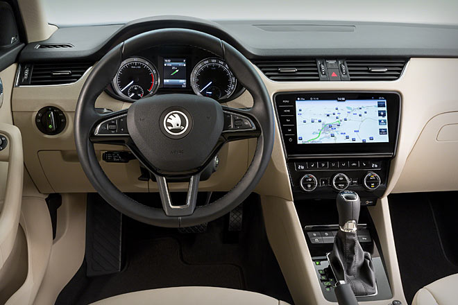 �berraschend beh�lt �koda die manuelle Handbremse bei, auch die T�r�ffner und die DSG-Kulisse bleiben unver�ndert. Die Infotainment-Ger�te sind nun sch�ner integriert, &raquo;