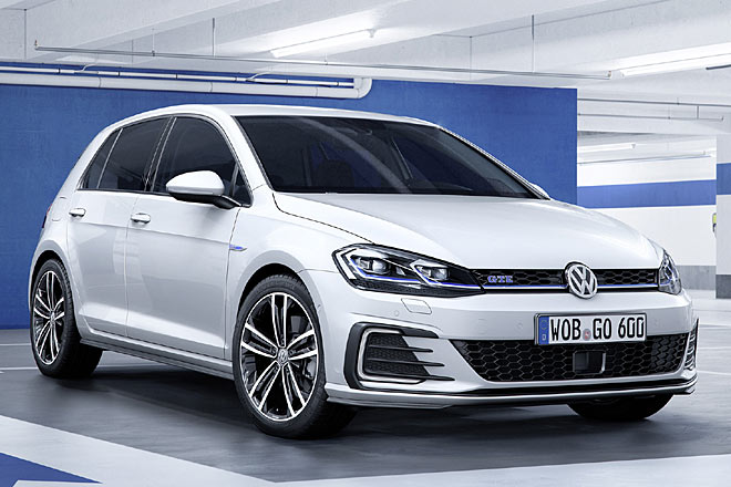 Das Rot des GTI ist weiter das Blau des GTE. Anders als die normalen Versionen muss der Plug-in-Hybrid die Radarsensorik noch offen im Stoßfänger tragen