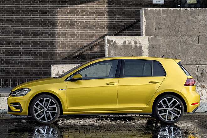 Die Seitenlinie bleibt inklusive des unglücklichen Spiegelfußes unverändert, sieht man von Räderdesigns und Farben ab