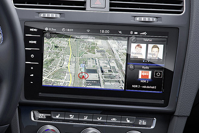 Die Touchscreens wachsen von 5,0-8,8 auf 6,5-9,2 Zoll. Ärgerlich: Die Drehregler entfallen, die Lautstärke ist wesentlich schlechter bedienbar. Schade: Keine vollflächige Integration