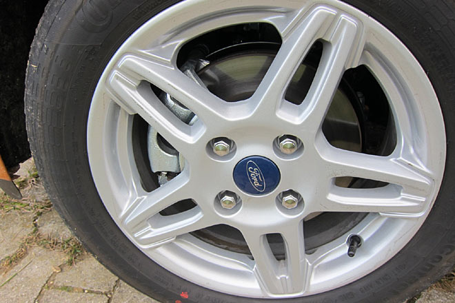 Ungewöhnlich: 15-Zoll-Räder und 195er-Reifen sind Standard. Wer Alus möchte, bekommt für 550 Euro diese durchaus ansehnlichen Exemplare