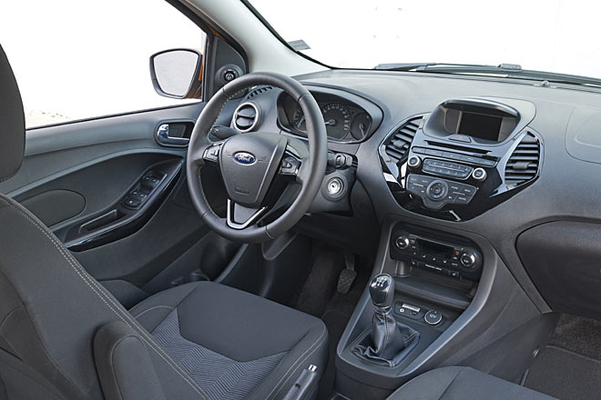 Der Innenraum ist nicht allzu schön, aber funktional. Infotainment mit Bluetooth und Sprachsteuerung, aber: &raquo;