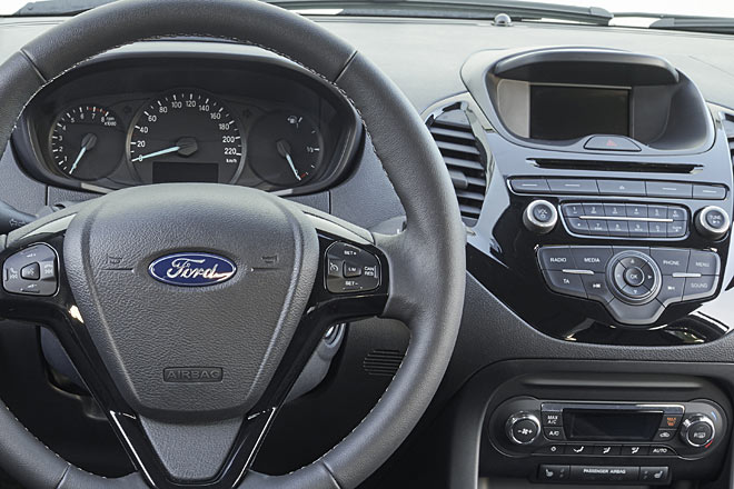 Das in der Höhle hausende Mini-Display hätte nicht sein müssen. Die optionale Klimaautomatik ist viel ansprechender gemacht