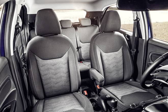 Fein: Ford setzt auf nicht-integrierte, bequeme Kopfstützen. Die Armlehne (im Paket mit Sitzheizung) dürfte schon fast ein Alleinstellungsmerkmal sein, jedenfalls sehr angenehm. Der Ka+ ist als Fünfsitzer zugelassen