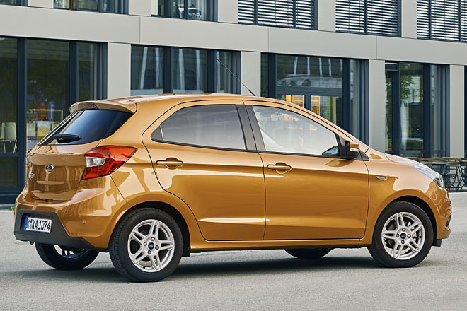 Der Ka+ ist mit 3,93 Metern Länge dem Kleinstwagen-Segment schon fast entwachsen, ein Fiesta ist kaum größer