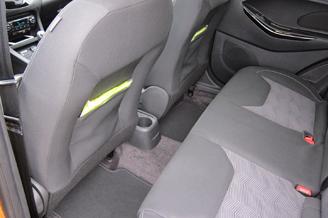 Innen bietet der Ka+ überdurchschnittlich viel Platz, dies gilt auch für hinten. Pompadourtaschen sind Standard