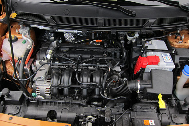 Der 1,2-Liter-Motor ist angenehm vierzylindrig, mutmaßlich haltbar und akustisch zurückhaltend, wirkt aber kraft- und lustlos. Die 85 PS fühlen sich an wie derer 60